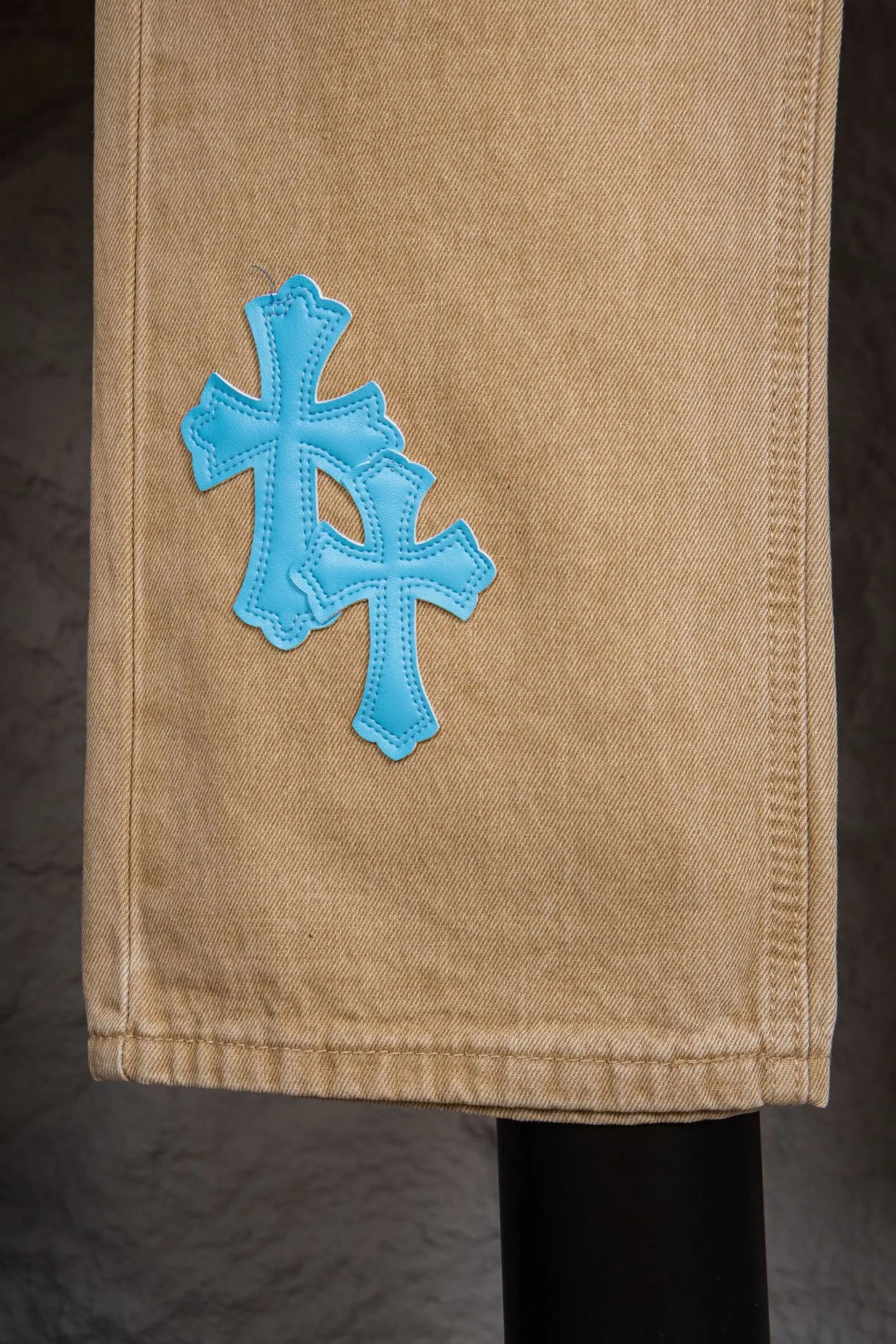 P260 top version CH Chromehearts Miami-limited fluorescent blue cross patch khaki jeans, counter price 34W level, patch cross pattern embellishment, washed jeans! ! An absolutely high-end luxury product, a 1.9W-level god-level single product, a super popular product, made by top heavy industry, a magic weapon that cannot be missed! [About Zangyin] This is an extremely luxurious fashion brand that can also be called the aristocracy of the high street. It has always been an exclusive brand for some hipsters or rich second generations. Compared with ordinary high streets, it is more luxurious and noble. Compared with luxury brands, it is more fashionable and individual. It has always been a brand that I have a special liking for. [Top heavy industry fashion design] Consistently high-street luxury style. Speaking of this style, the Zangyin family and GU family are definitely the leading representative brands. Especially the Zangyin family has really achieved a state-of-the-art effect in creating high-street style. The unique washed material is used to create this style. The color system is already quite eye-catching. After it is decorated with patchwork cross flowers, it cleverly highlights the charm of the brand. Secondly, this style uses classic The high-waist cutting design highlights the long legs and fashionable temperament of the upper body. The brand is highly recognizable and the slim fit configuration is more suitable for daily wear. It is a product that interprets personality, fashion, and specifications at a glance. This single product is enough to make any fan excited. It can be a white T-shirt for a youthful college style, or a tight suspender for a royal style. It has strong matching ability and can be easily controlled by men.  [Materials and craftsmanship] Needless to say, this point goes without saying. As an excellent craftsman brand, Zangyin’s requirements for details and craftsmanship are really perfect. The washed color of this model has gone through so many processes, not to mention the embellishment of denim appliques. It is also purely hand-made and sewn. Just like what they believe in, only hand-made things have soul and have the meaning of wear. A top-notch heavy-duty fashionable denim item, I look forward to your perfect interpretation! !  Color: Khaki Size: 28-34